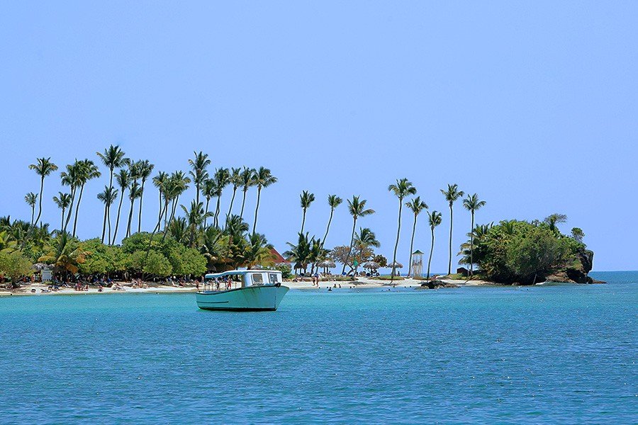 Many restaurants and bars can be found on Cayo Levantado island.