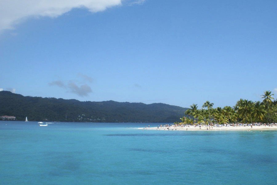 Cristal clear waters for snorkeling on Bacardi island.